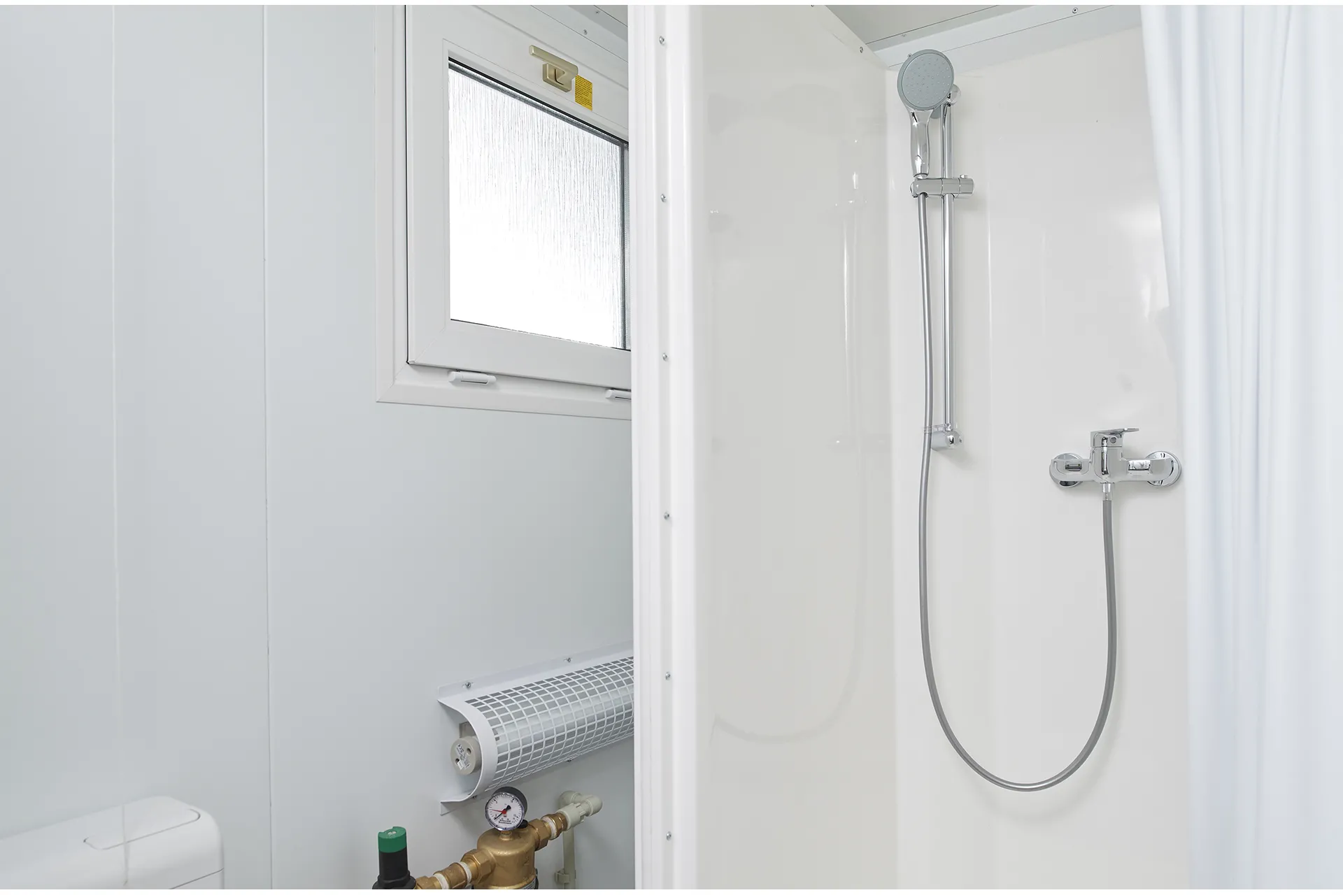 8Ft x 5Ft Mains Toilet/Shower - Image 5